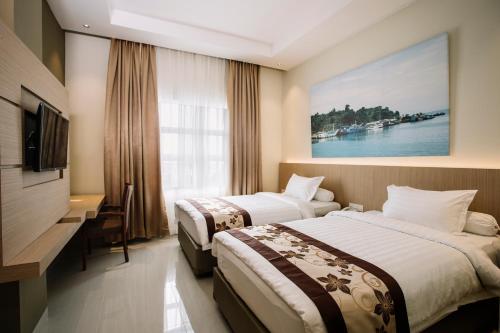 巴淡島中心的住宿－巴淡島中心薩希德會議酒店，酒店客房设有两张床和电视。