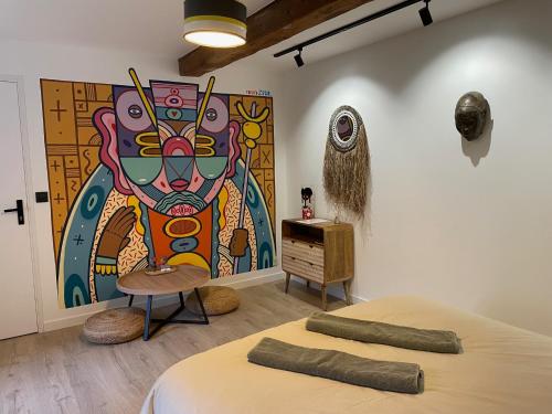 a bedroom with a painting of a giraffe on the wall at Big Jungle in Grane