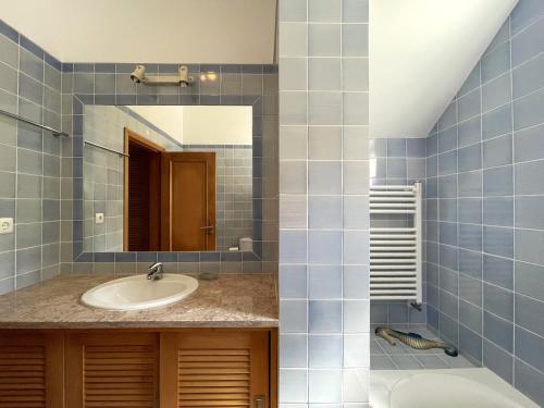 a bathroom with a sink and a mirror at A Casa dos Príncipes in Amoreira