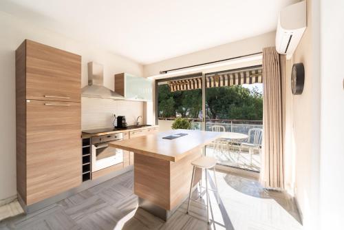 Chateau de la Mer - Appartement 2 Chambres avec Terrasse, Climatisation, Parking Prive Securise - A 100m des plages