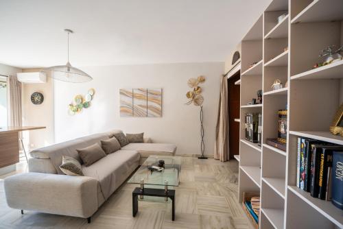Chateau de la Mer - Appartement 2 Chambres avec Terrasse, Climatisation, Parking Prive Securise - A 100m des plages