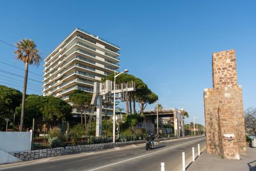 Chateau de la Mer - Appartement 2 Chambres avec Terrasse, Climatisation, Parking Prive Securise - A 100m des plages