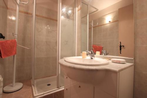 ein Badezimmer mit Waschbecken und Dusche in der Unterkunft Gorpulania in Arbonne