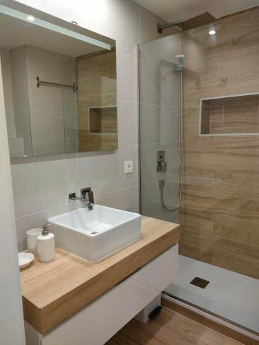 Luxury Apartment in Puerto Banus Free Parking, 100m to Beach & Marina