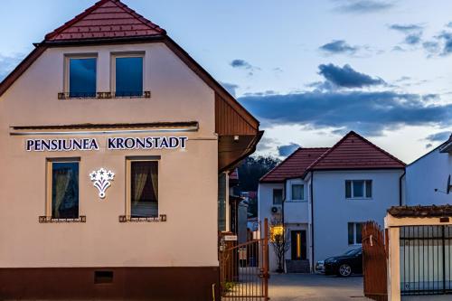 a building with a sign that reads penna konostat at Pensiunea Kronstadt in Braşov