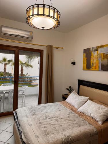 a bedroom with a bed and a view of the ocean at Studio moderne soleil piscine wifi à cabonegro in Tétouan
