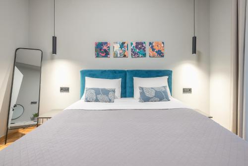 A Place 4U Spacious 2 BR Apt with Acropolis View