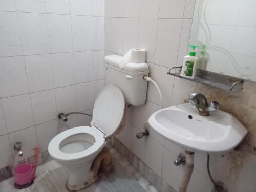 a bathroom with a toilet and a sink at hotel shree krishna vaishnav in Agra