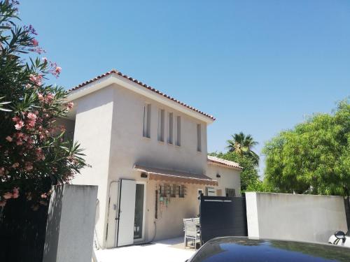 Les Palmiers, T2 confortable en rez de jardin, bord de mer, terrasse