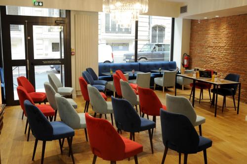 a waiting room with colorful chairs and a table at Hotel Albert 1er in Toulouse