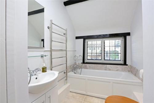 Bathroom sa Henry VIII Cottage in the heart of Henley