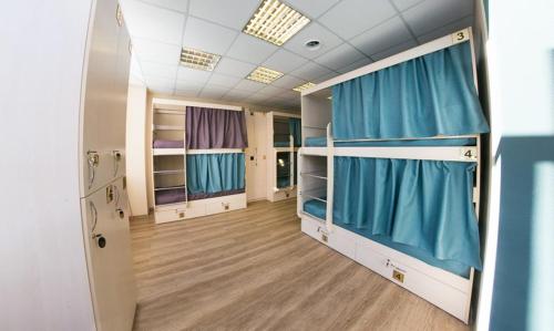 Двухъярусная кровать или двухъярусные кровати в номере Хостел Авача