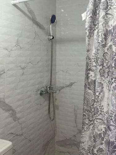 a shower with a shower curtain in a bathroom at Brise Dorée de Punta Rucia in Punta Rucia