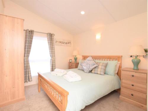 a bedroom with a bed with two towels on it at 2 Bed in Honiton oc-76515 in Ottery Saint Mary