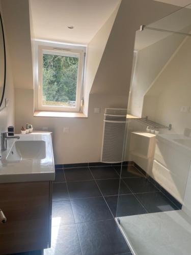 a bathroom with a sink and a window at L'Universel, 3 ch calme et cosy près de la plage in Wimereux