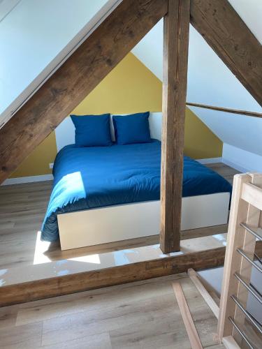 a bedroom with a bed in a attic at L'Universel, 3 ch calme et cosy près de la plage in Wimereux