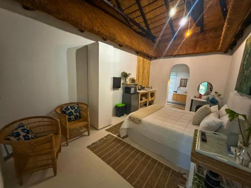 ein Schlafzimmer mit einem großen Bett und eine Küche in der Unterkunft Lemon Cottage in Bela-Bela