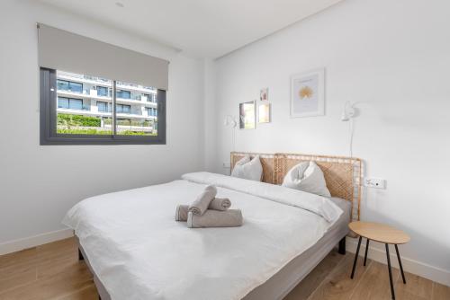 Paula Lemac - Stylish El Higueron Apartment with Sea Views, Spacious Terrace & Comfort