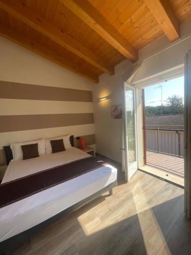 a bedroom with a bed and a balcony at Villa Aurora Apartments in Sirmione