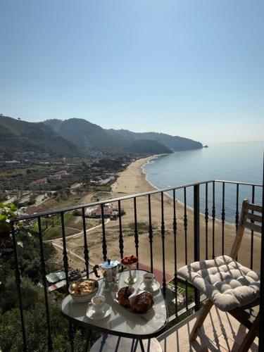 ein Tisch mit Essen und Blick auf einen Strand in der Unterkunft Casa Vacanza Eos in Sperlonga
