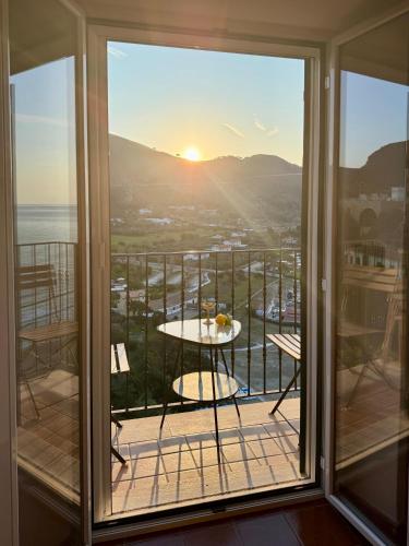 ein Balkon mit Tisch und Meerblick in der Unterkunft Casa Vacanza Eos in Sperlonga