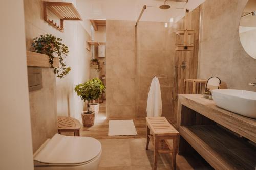 a bathroom with a toilet and a sink at Ulinia Zacisze Dom Superior 90m2 - Fala - Mierzeja - Wydma in Ulinia