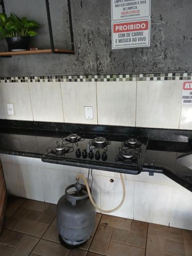a gas stove in a kitchen with a pot at Paz e tranquilidade in Indaiatuba