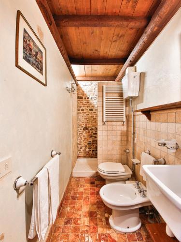 a bathroom with a toilet and a sink at Agriturismo Case Mori in Rimini