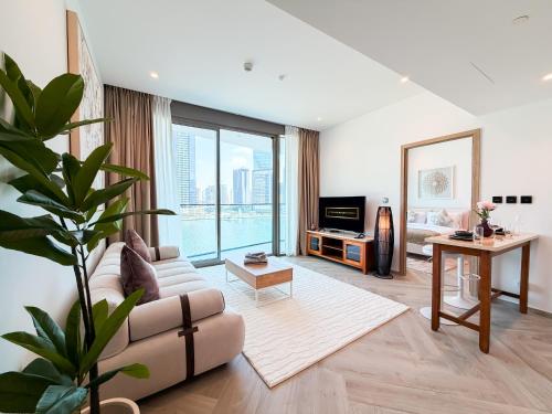 Bright 1BR in Peninsula Three, Scenic Water Views - 6AB15