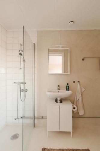 a bathroom with a sink and a shower at Äleklinta in Äleklinta