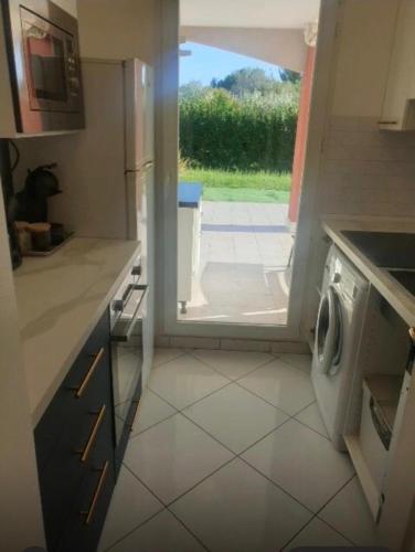 Jardin Riviera Apartment with private garden, Pool & beach 150 m