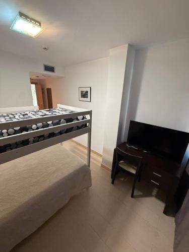 ein Zimmer mit einem Bett, einem Tisch und einem Schreibtisch in der Unterkunft La Traina in Argoños
