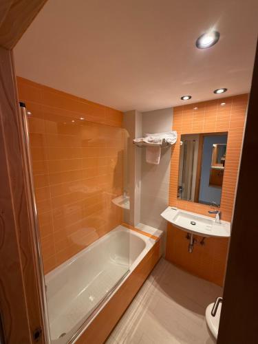 ein Badezimmer mit Badewanne und Waschbecken in der Unterkunft La Traina in Argoños