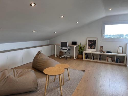 a living room with a couch and a table at La Pau Apartament in Mollerussa