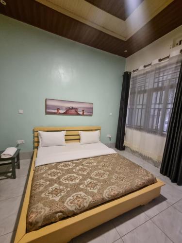 a bedroom with a large bed in a room at Kibagz Residence in Ruhengeri