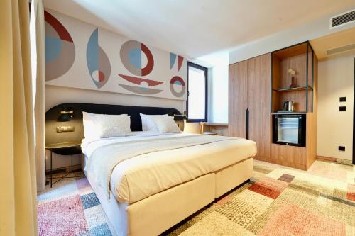 ein Schlafzimmer mit einem großen Bett in einem Zimmer in der Unterkunft Forest Hotel in Krakau