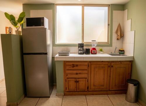 a kitchen with a refrigerator and a sink and a window at Departamento céntrico en Aguascalientes cerca del Templo San Antonio - DS2 in Aguascalientes