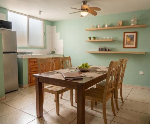 a kitchen with a table with chairs and a refrigerator at Departamento céntrico en Aguascalientes cerca del Templo San Antonio - DS2 in Aguascalientes
