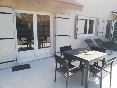 Les Palmiers, T2 confortable en rez de jardin, bord de mer, terrasse