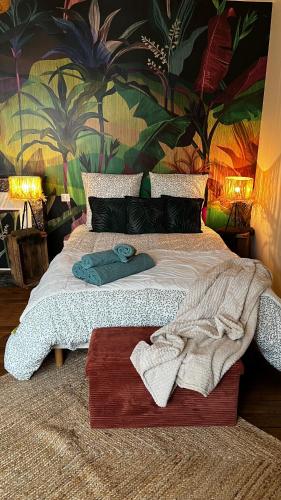 a bedroom with a bed with towels on it at Cosynumber8 in Bar-sur-Seine