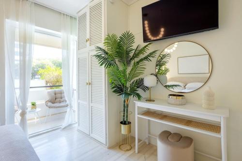 Mēne - Seafront Glyfada Apartment