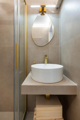 Mēne - Seafront Glyfada Apartment