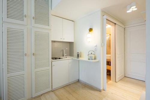 Mēne - Seafront Glyfada Apartment