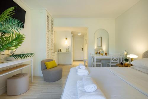 Mēne - Seafront Glyfada Apartment