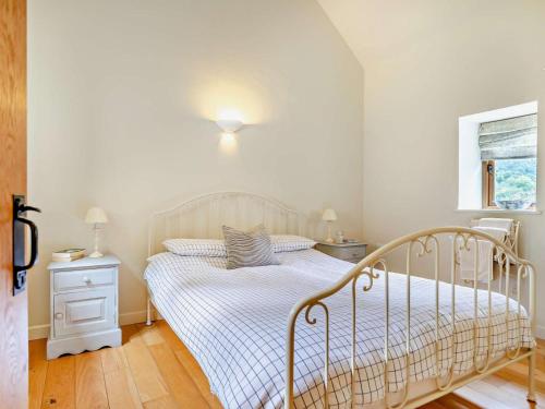 a white bedroom with a bed and a window at 1 Bed in Bampton oc-limkc in Bampton