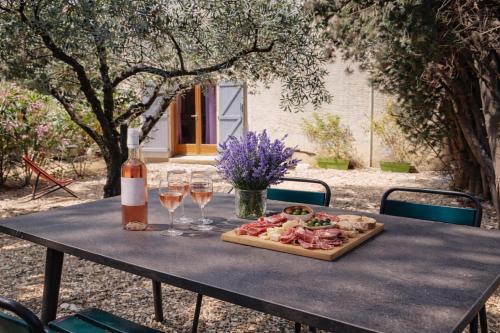 Chez Isa et Ray, gîte provençal avec jardin et boulodrome