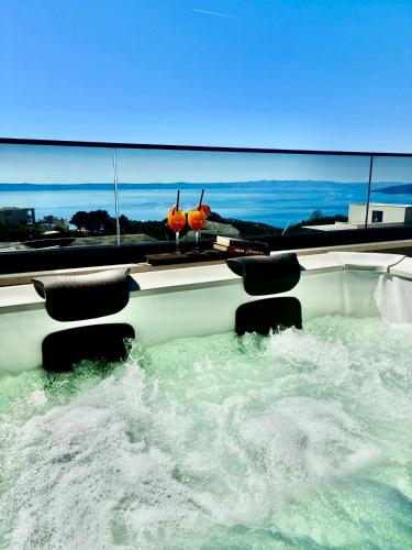 Penthouse Jacuzzi SeaView Suite