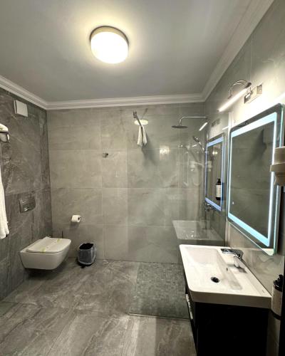 a bathroom with a sink and a toilet at Hotel President in Arad