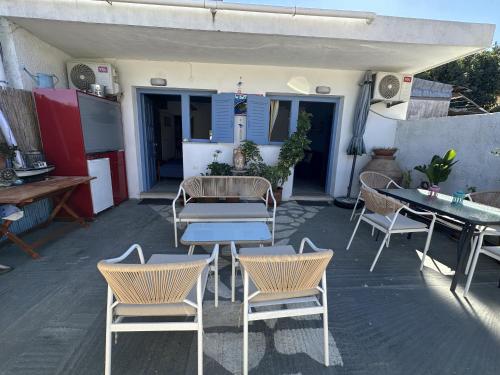 Blue Dolphins 2 bedroomed house with court yard