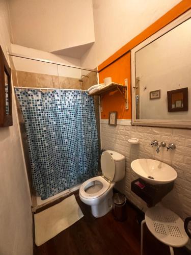 a bathroom with a toilet and a sink at Hotel Posada de 1860 in Tigre